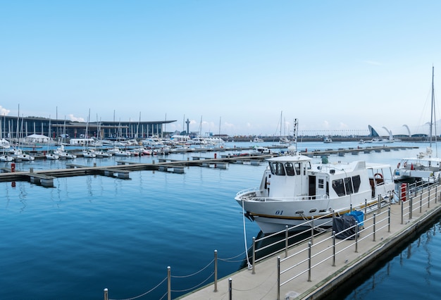 Marina com barcos ancorados