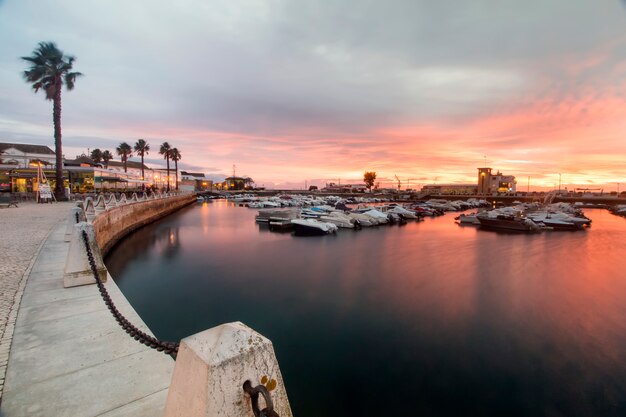 Marina com barcos de recreio