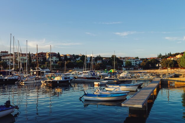 Foto marina com barcos no mar adriático em pula, croácia. no pôr-do-sol