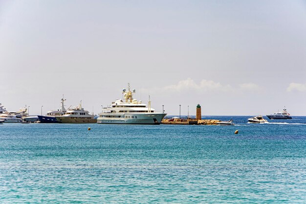 Marina da baía do mar com iates e barcos em cannes