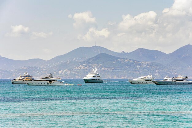 Marina da baía do mar com iates e barcos em Cannes