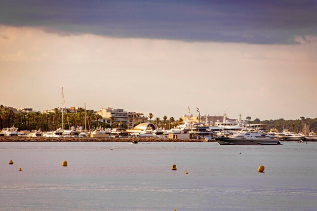 Marina da baía do mar com iates e barcos em Cannes