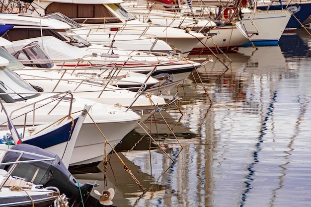 Marina da baía do mar com iates e barcos em Cannes