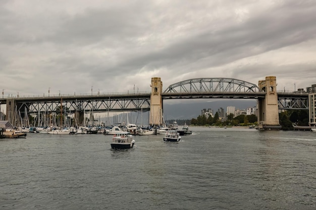 Marina da ilha de Granville e edifícios residenciais no centro de Vancouver, Canadá