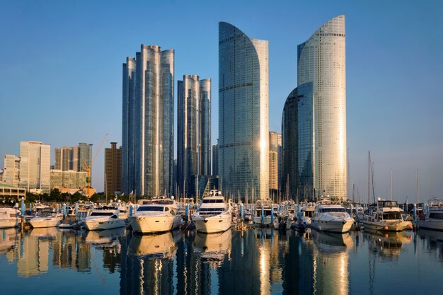 Marina de busan com iates no pôr do sol, coreia do sul