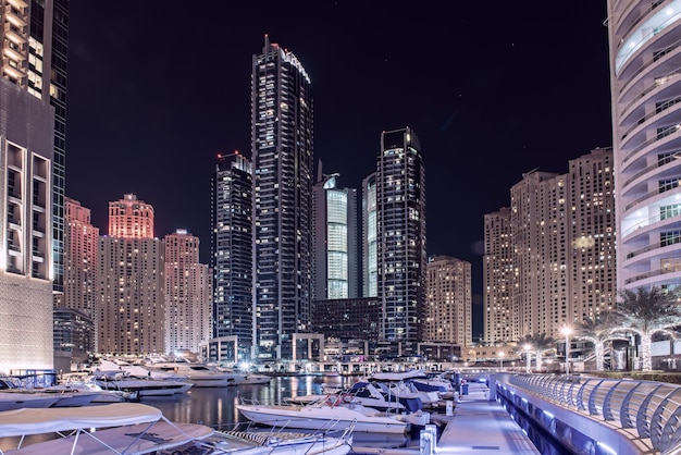 Marina de Dubai à noite