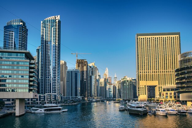 Marina de Dubai ao pôr do sol