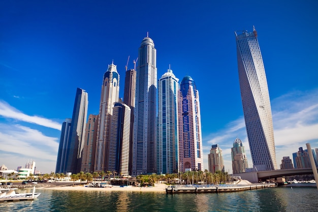 Marina de Dubai com iates luxuosos nos Emirados Árabes Unidos