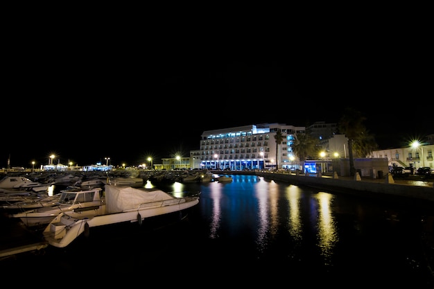 Marina de faro, portugal à noite.