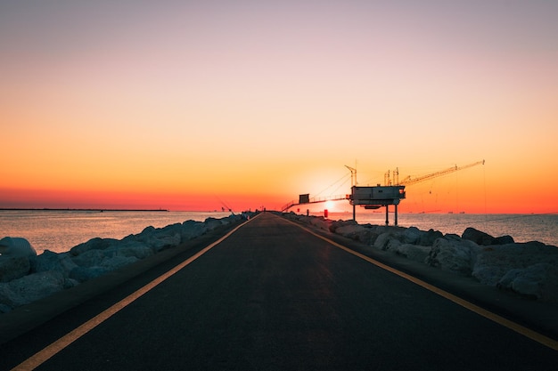 Foto marina di ravenna ravenna italia - agosto de 2020 molo zaccagnini durante el amanecer