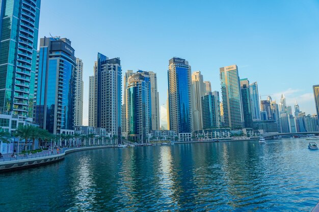 Marina de Dubai en los Emiratos Árabes Unidos Vista de los rascacielos y el canal