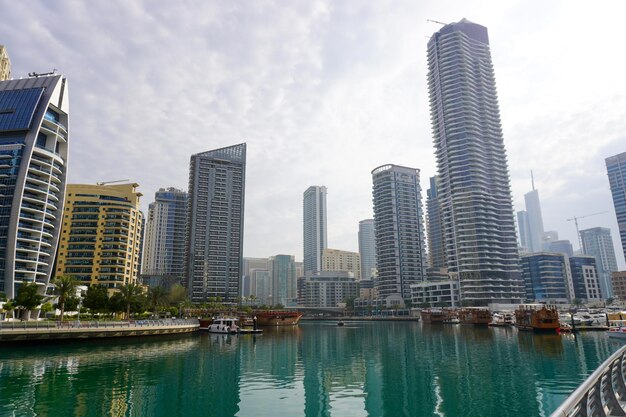 Marina de Dubai en los Emiratos Árabes Unidos Vista de los rascacielos y el canal