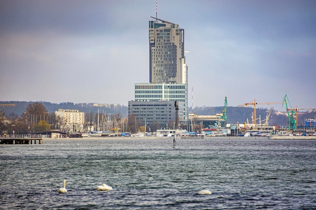 Marina e porto com barco e iate em Gdynia