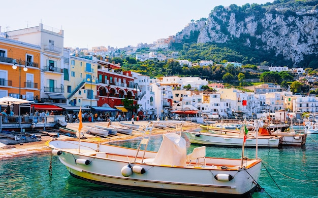 Marina Grande com barcos e iates na ilha de Capri em Nápoles, na Itália. Paisagem com mar na costa italiana. Anacapri na Europa no verão. Cenário de Amalfi. Café de rua e restaurantes com terraços
