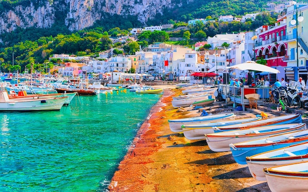 Marina Grande mit Booten und Yachten auf der Insel Capri bei Neapel in Italien. Landschaft mit Meer an der italienischen Küste. Anacapri in Europa im Sommer. Amalfi-Landschaft. Straßencafé und Restaurants mit Terrassen