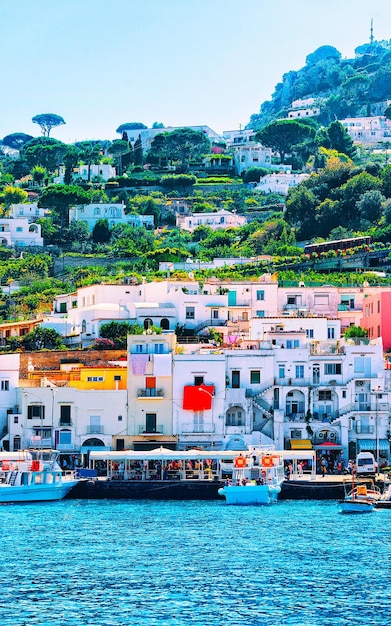 Marina Grande mit Booten und Yachten auf der Insel Capri bei Neapel in Italien. Landschaft mit Meer an der italienischen Küste. Anacapri in Europa im Sommer. Amalfi-Landschaft. Straßencafé und Restaurants mit Terrassen