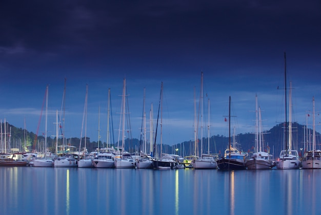 Marina in der Nacht mit festgemachten Yachten