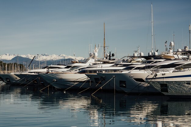 Marina de lujo en Antibes en la riviera francesa, cote d'azur, Francia.