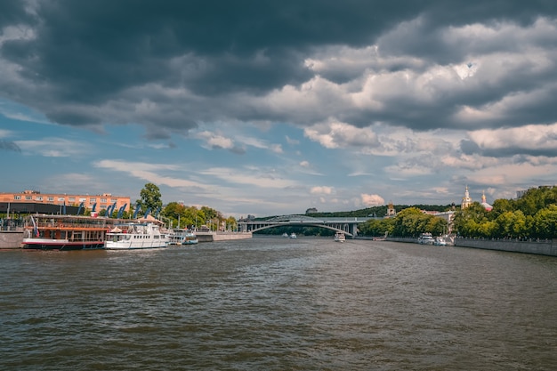 Marina mit Schiffen am Moskauer Fluss Weiße Schiffe am Moskauer Fluss