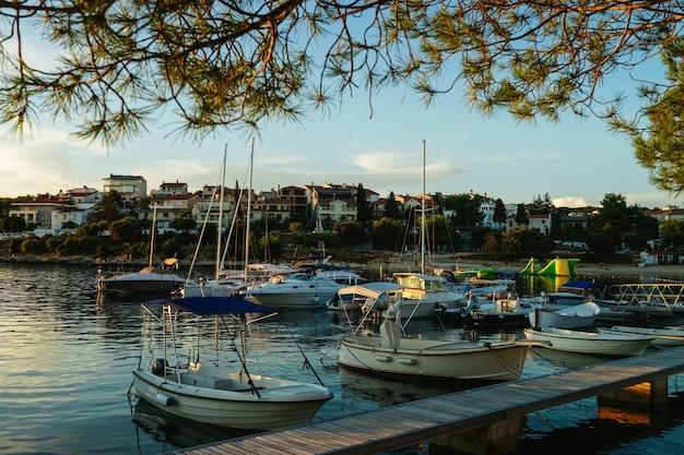 Marina no Mar Adriático em Pula, Croácia. No pôr-do-sol