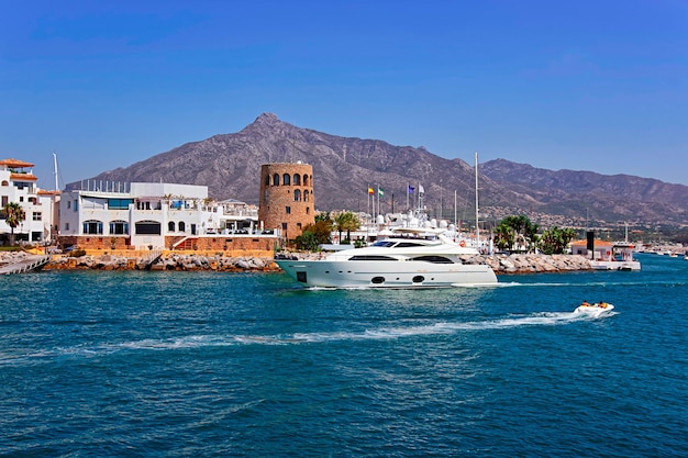 Marina no resort de verão Puerto Banus na Espanha