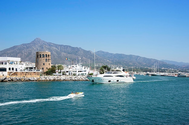 Marina no verão Puerto Banus na Espanha