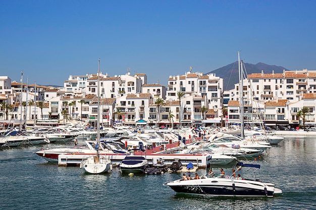 Marina no verão Puerto Banus no recurso espanhol