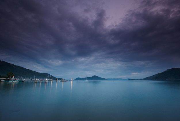 Marina de noche con yates amarrados