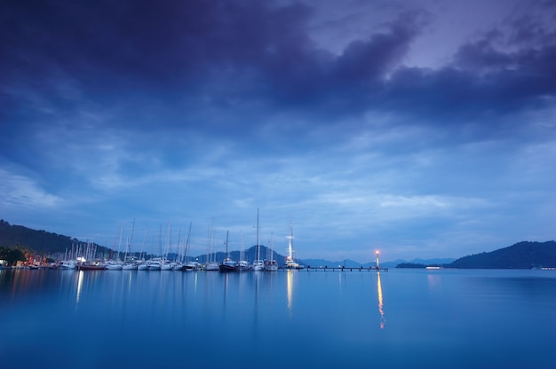 Marina de noche con yates amarrados