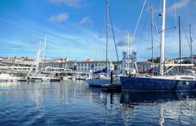 Marina von Angra do Heroismo mit hervorgehobener Mesery-Kirche