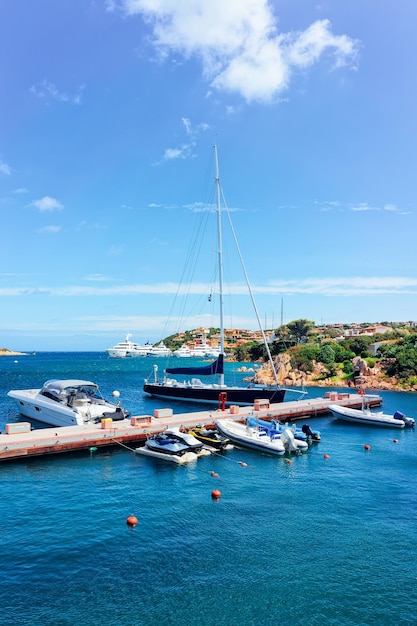 Marina y yates de lujo en el mar Mediterráneo en Porto Cervo en la isla de Cerdeña en Italia en verano. Ver en el puerto de la ciudad de Cerdeña con barcos y barcos en Cerdeña.