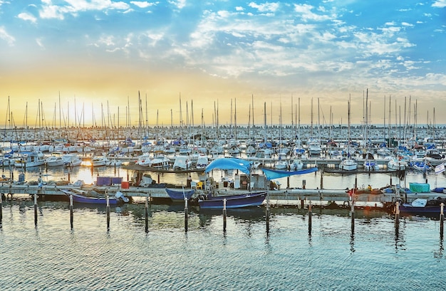 Marina con yates en el mar mediterráneo al atardecer