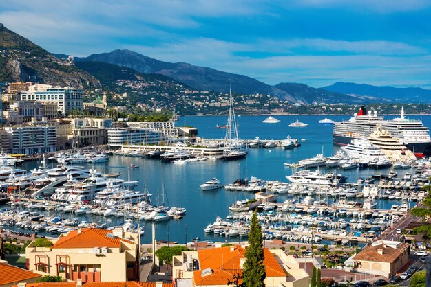 Marina con yates en verano en Mónaco. Francia.