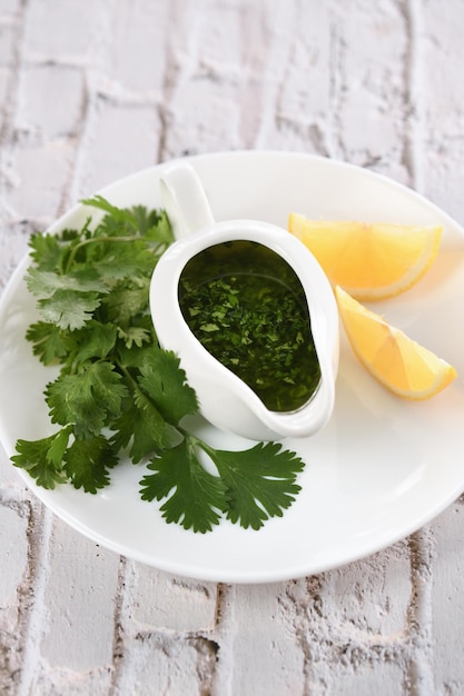 Foto marinada de ervas verdes deliciosas de óleo de manjericão de coentro tempero tradicional para molho de salada