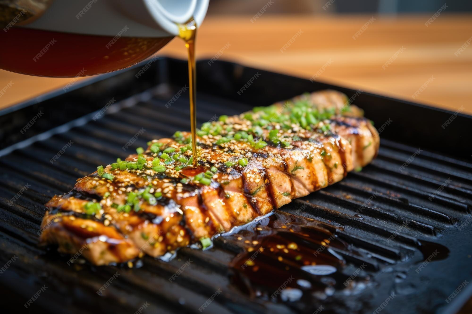 Marinada teriyaki sumergida en un filete de tofu a la parrilla | Foto Premium