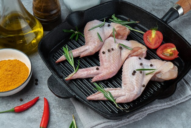 Marinar las alitas de pollo frescas en una plancha de hierro.