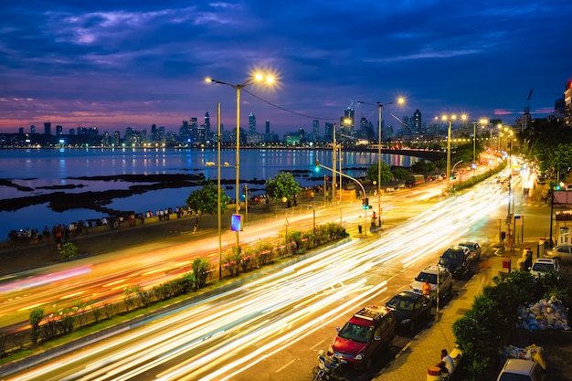 Marine drive no meio da noite com trilhas leves de carro. Mumbai, Maharashtra, Índia