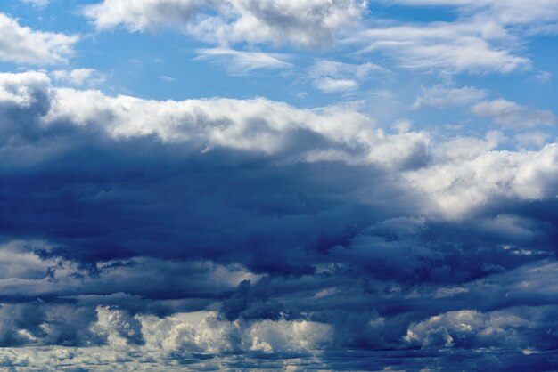 Marine-Skyline mit dunklen Gewitterwolken und glattem Wasser