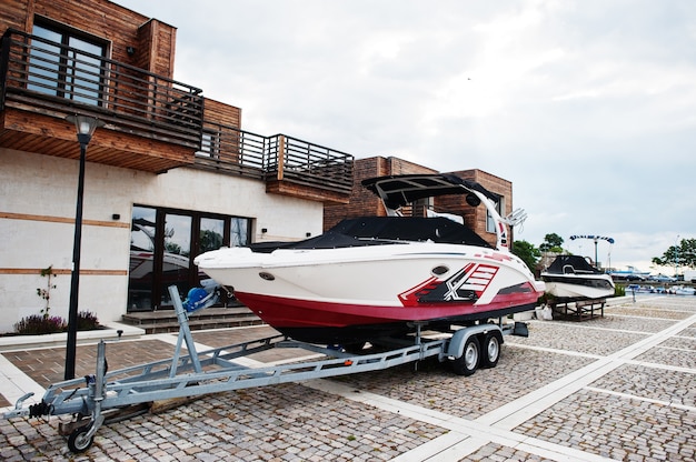 Marineparken von modernen Motorbooten. Luxusyacht auf einem Autoanhänger.