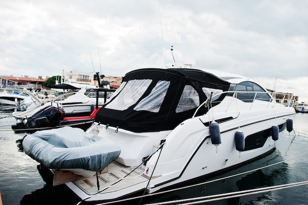 Marineparken von modernen Motorbooten. Luxusyachten im Seehafen angedockt.