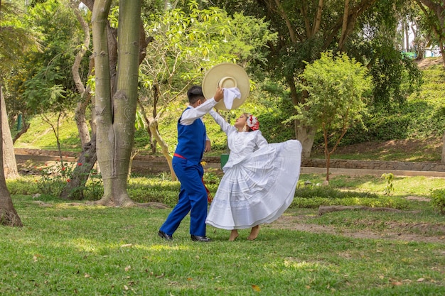 Marinera Peru Dança tradicional peruana crianças dançando movimento cultural tradição.