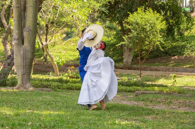 Marinera Peru Dança tradicional peruana crianças dançando movimento cultural tradição.