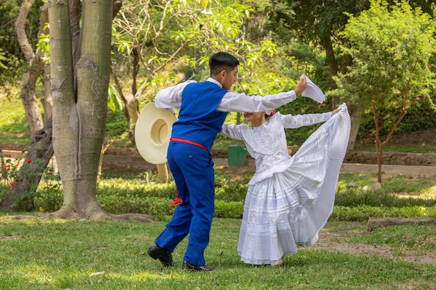 Marinera Perú Danza tradicional peruana niños pequeños bailando movimiento cultural tradición.