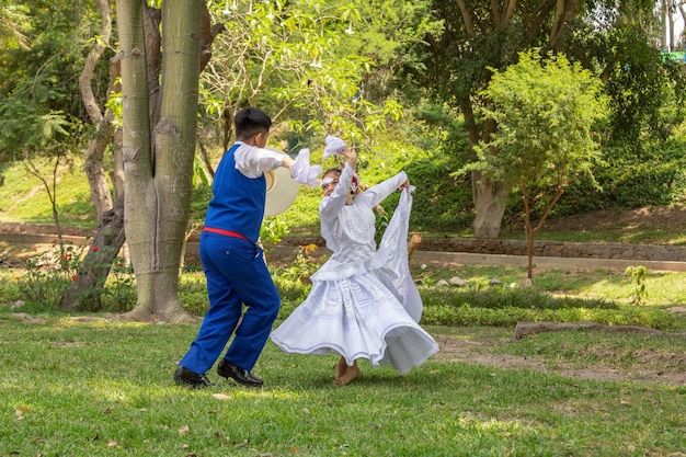 Marinera Perú Danza tradicional peruana niños pequeños bailando movimiento cultural tradición.