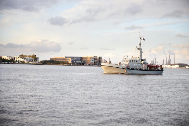 Marineschiff am Ufer in Aalborg, Dänemark