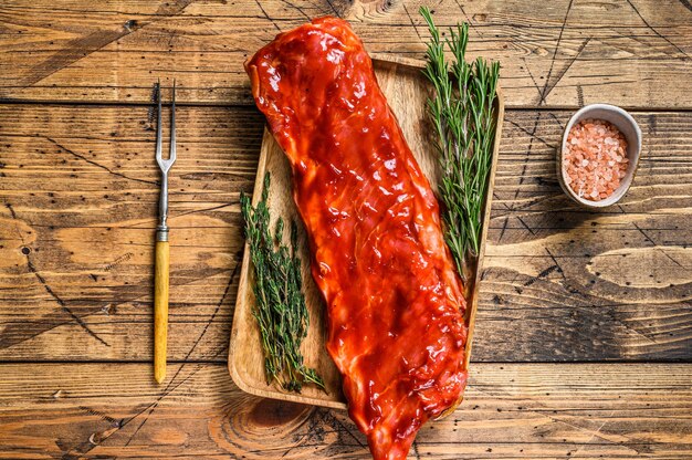 Mariniert in Bbq-Sauce Kalbsbrustfleisch auf einer kurzen Sparerib auf einem Holztablett