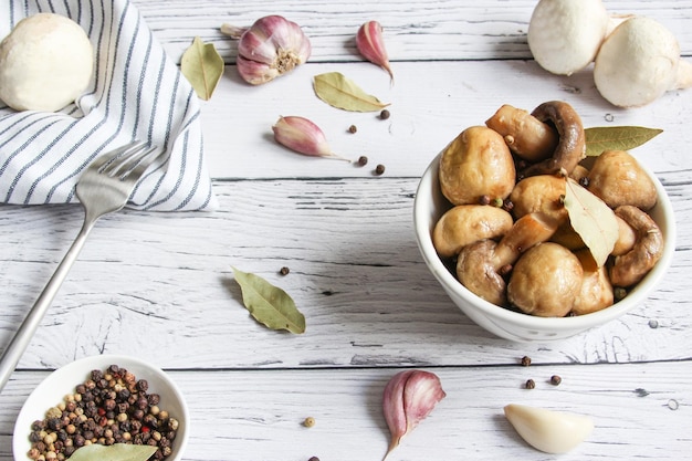 Marinierte Champignons mit Knoblauch, schwarzem Pfeffer und Lorbeerblatt Champignons marinierte eingelegte Champignons