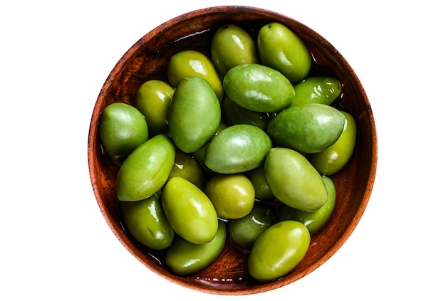 Marinierte grüne große Oliven in einer hölzernen Schüssel mit Öl Isolierter weißer Hintergrund
