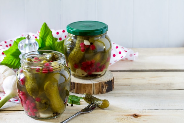 Marinierte Gurken mit Johannisbeeren in Gläsern