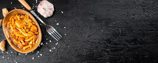 Foto marinierte pilze auf einem teller mit knoblauch und salz